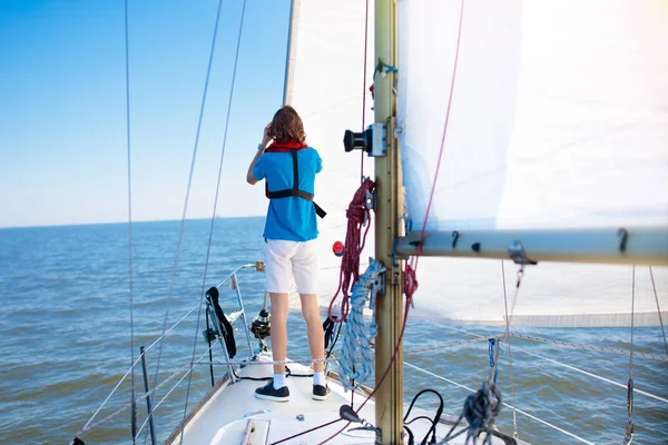 Ung man segling. Tonåring pojke på havet segla båt. — Stockfoto