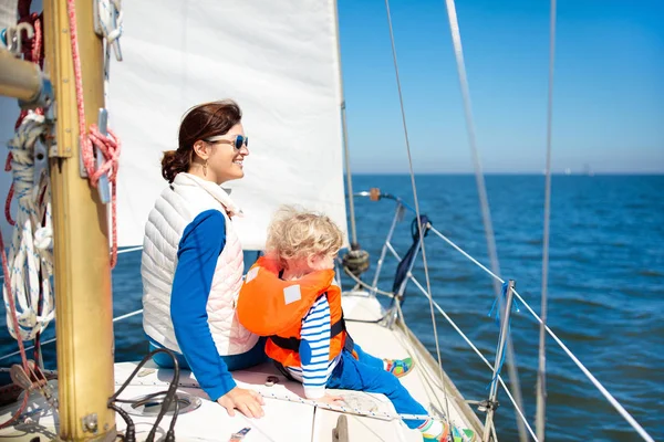 Navegação familiar. Mãe e criança no mar iate vela . — Fotografia de Stock