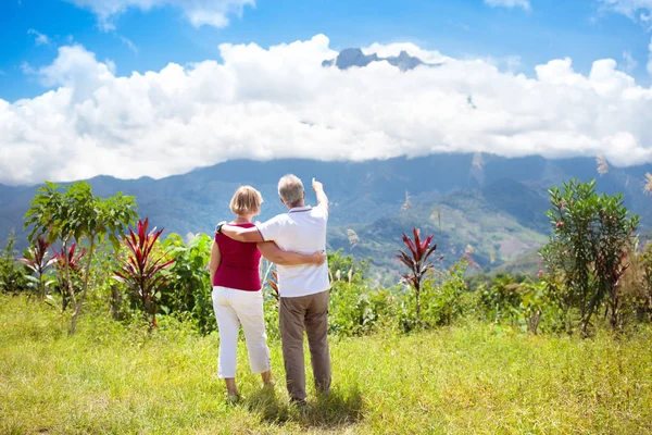 Senior paar wandelen in de bergen en jungle — Stockfoto