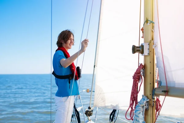 Jovem a navegar. Adolescente menino no barco à vela do mar . — Fotografia de Stock