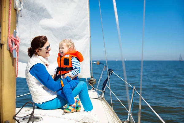 Aile yelken. Anne ve çocuk üzerinde deniz yat yelken. — Stok fotoğraf