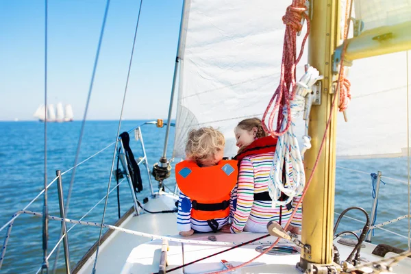 I bambini salpano in barca in mare. Bambino che naviga in barca . — Foto Stock