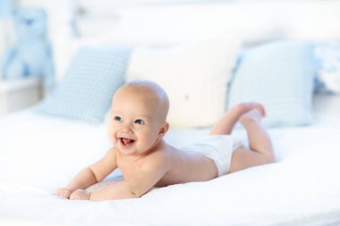 Beyaz yatakta erkek bebek