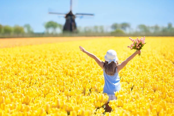 Gyerekek a tulipán virág mező. Holland szélmalom — Stock Fotó