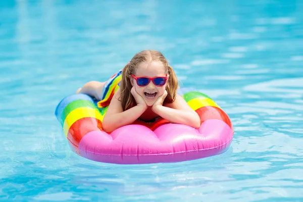 Criança Feliz Flutuador Inflável Gelado Piscina Exterior Recurso Tropical Férias — Fotografia de Stock