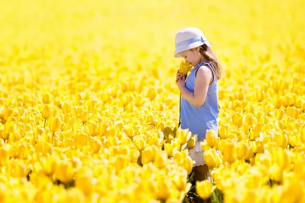 Kind Tulp Bloem Veld Met Windmolen Nederland Nederlands Meisje Witte — Stockfoto