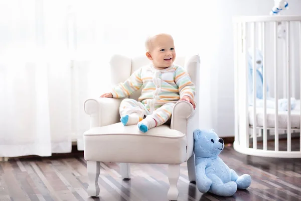 Niño Dormitorio Niño Sentado Silla Blanca Cama Redonda Madera Interior —  Fotos de Stock