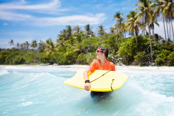 Menino Adolescente Surfando Praia Tropical Ásia Criança Bordo Surf Onda — Fotografia de Stock
