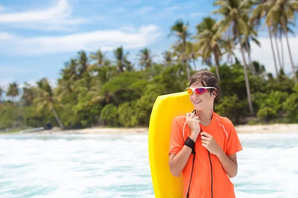 Tiener Jongen Surfen Tropisch Strand Azië Kind Surfplank Oceaangolf Actieve — Stockfoto