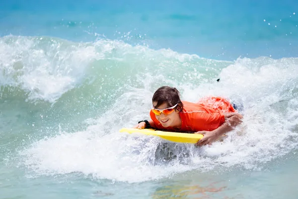 Menino Adolescente Surfando Praia Tropical Ásia Criança Bordo Surf Onda — Fotografia de Stock