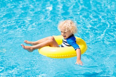 Gözlük Yüzme Havuzu ile çocuk. Küçük çocuk öğrenme yüzme ve dalış tropik resort Açık Yüzme havuzunda. Çocuklarla yüzmek. Çocuklar için sağlıklı spor aktivitesi. Güneşten korunma. Su eğlenceli.