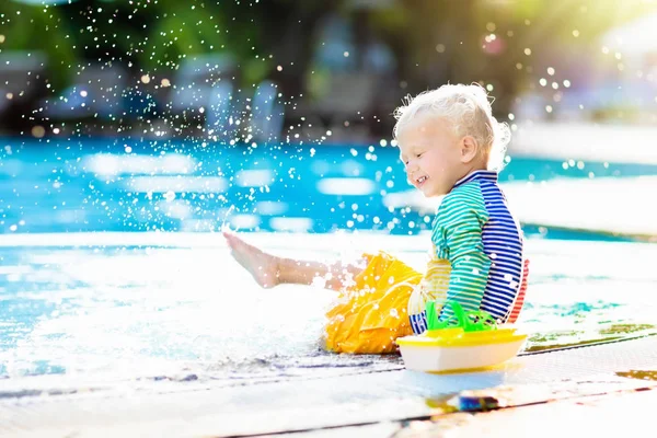 Bebek Oyuncak Tekne Yüzme Havuzunda Küçük Çocuk Tropikal Resort Açık — Stok fotoğraf