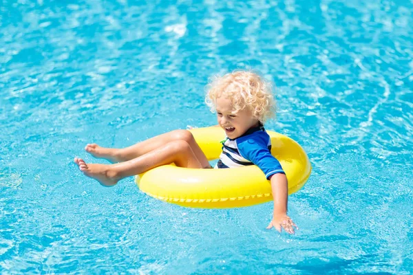 スイミング プールでゴーグルの子 泳ぐし トロピカル リゾートの屋外プールでダイビングを学ぶ少年 子供たちと一緒に泳ぐ 子供のための健康的なスポーツ活動 太陽の保護 水の楽しみ — ストック写真