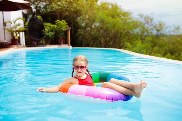 Bambino Con Occhiali Piscina Bambina Che Impara Nuotare Tuffarsi Nella — Foto Stock