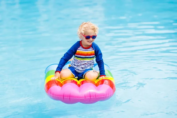 Criança Feliz Flutuador Inflável Gelado Piscina Exterior Recurso Tropical Férias — Fotografia de Stock