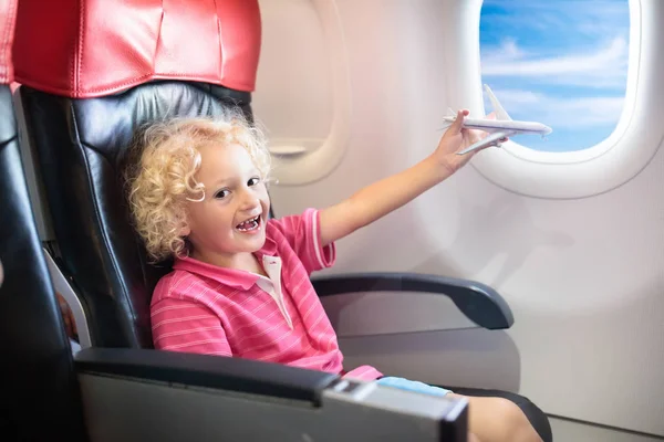 Niño Avión Niño Avión Sentado Asiento Ventana Entretenimiento Vuelo Para — Foto de Stock