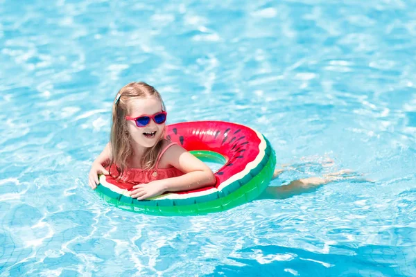 Yüzme Havuzunda Karpuz Şişirilebilir Yüzüğü Olan Bir Çocuk Küçük Kız — Stok fotoğraf