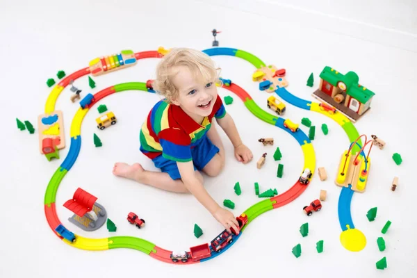 Çocuklar Oyuncak Tren Yolu Ile Oynarlar Çocuk Renkli Gökkuşağı Ahşap — Stok fotoğraf