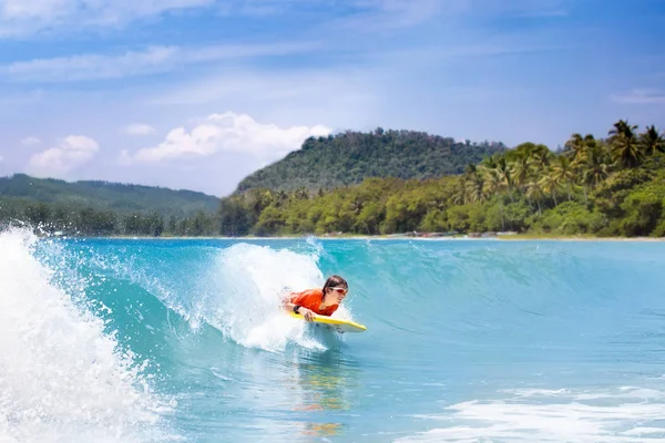 Adolescente Surfeando Playa Tropical Asia Niño Tabla Surf Ola Oceánica — Foto de Stock