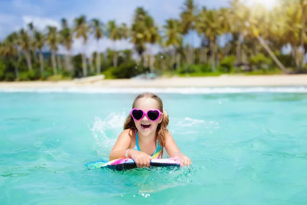 Surf Infantil Playa Tropical Vacaciones Familiares Verano Asia Los Niños —  Fotos de Stock
