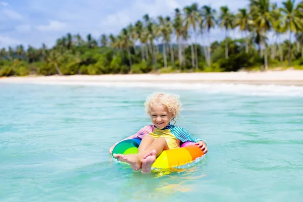 Niño Con Anillo Inflable Hermosa Playa Niño Nadando Mar Exótico — Foto de Stock