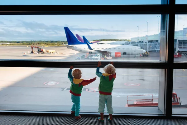 Kinderen Het Vliegveld Kinderen Kijken Naar Het Vliegtuig Reizen Vliegen — Stockfoto