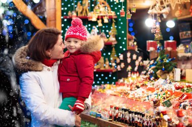 Aile Noel alışveriş sunar