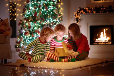 Noel ağacı, çocuk. Şömine Xmas üzerinde çocuklar