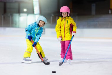 Çocuklar buz hokeyi oynar. Çocuklar kış sporu.