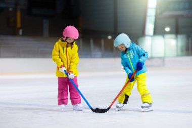 Çocuklar buz hokeyi oynar. Çocuklar kış sporu.