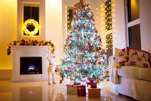 Kerstboom en open haard in de woonkamer. — Stockfoto
