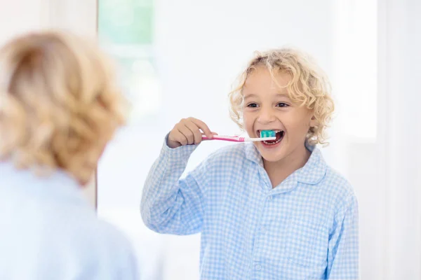 Lavarsi i denti ai bambini. Bambini con dentifricio, spazzolino . — Foto Stock