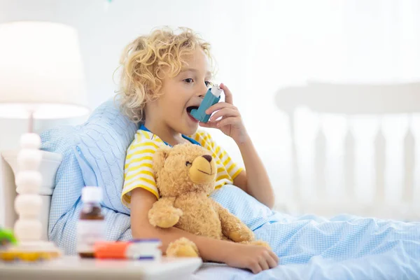 Больной маленький мальчик с лекарством от астмы. Плохое дитя . — стоковое фото