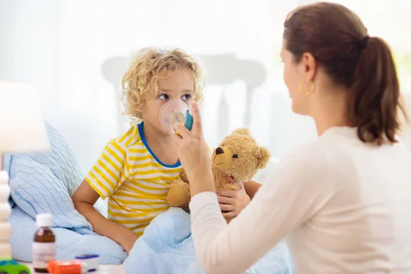 Ragazzino malato con medicina per l'asma. Ill bambino . — Foto Stock