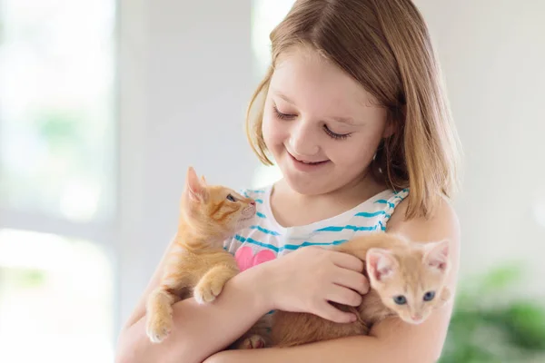 抱着小猫的小孩。儿童和宠物 — 图库照片