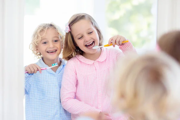 Child brushing teeth. Kids with toothpaste, brush. — Stock Photo, Image