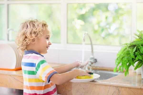 Child washing dishes. — Stock Photo, Image