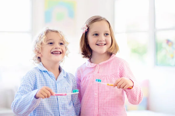 Kinder tanden poetsen. Kinderen met tandpasta, borstel. — Stockfoto