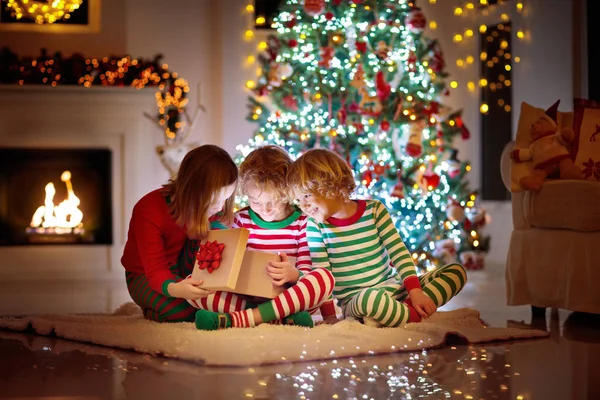 Bambino all'albero di Natale. Bambini al camino a Natale — Foto Stock