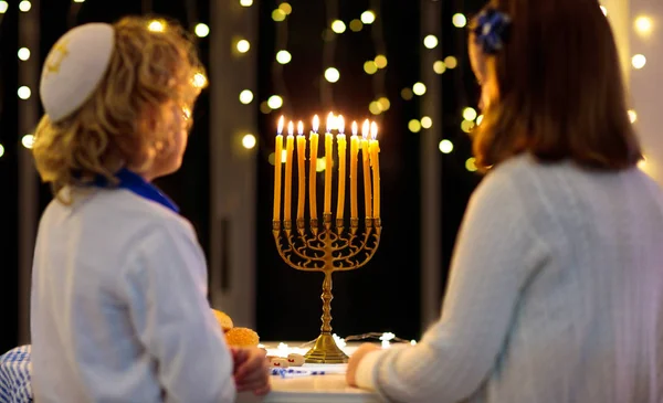 Barn som firar Hanukkah. Ljusfestivalen. — Stockfoto