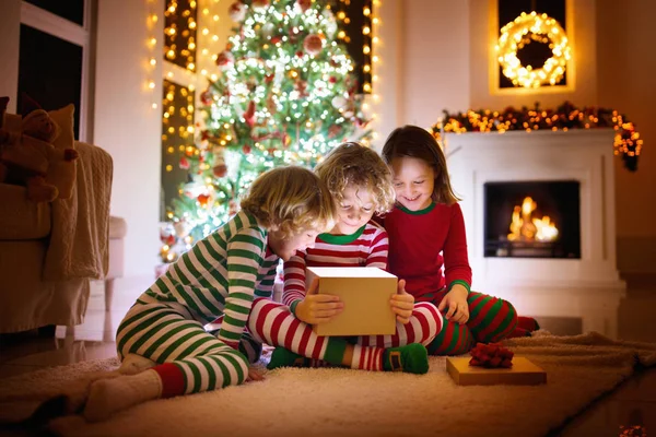 Barn på julgran. Barnen på öppen spis på Xmas — Stockfoto
