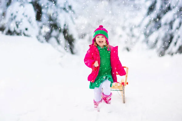 Meisje op sledetocht. Kindersleeën. Kind op slee — Stockfoto