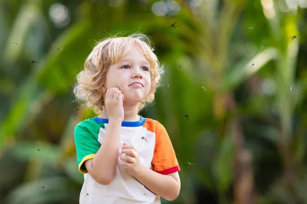 Mosquito en la piel de los niños. Repelente de picadura de insecto . — Foto de Stock