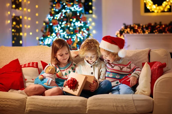 Niño en el árbol de Navidad. Niños en la chimenea en Navidad — Foto de Stock