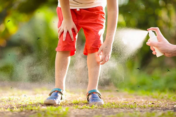 Mosquito en la piel de los niños. Repelente de picadura de insecto . — Foto de Stock