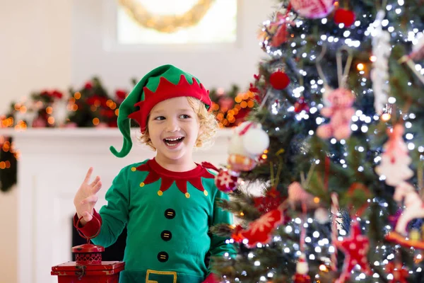 クリスマスツリーを飾る子供。Xmas eveの子供. — ストック写真