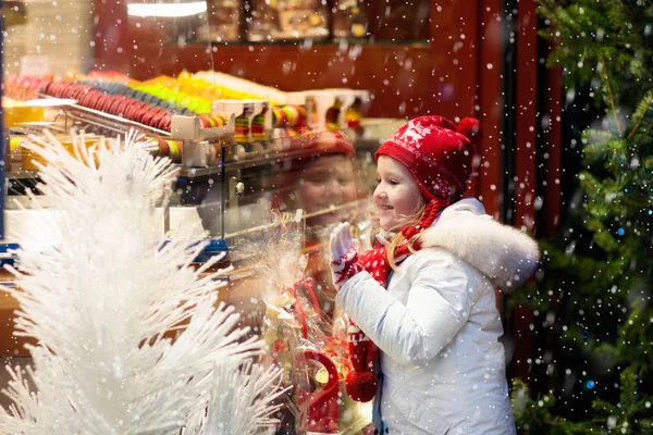 Kind auf dem Weihnachtsmarkt. Weihnachtsmarkt. — Stockfoto