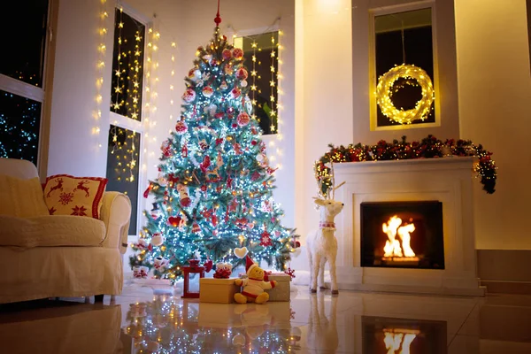 Kerstboom en open haard in de woonkamer. — Stockfoto