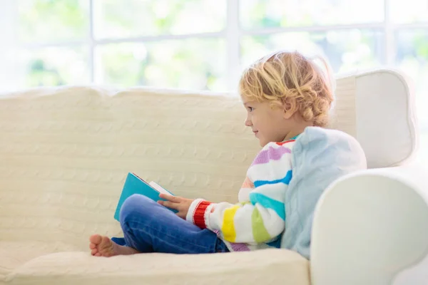 Livro de leitura infantil. Crianças lêem livros . — Fotografia de Stock