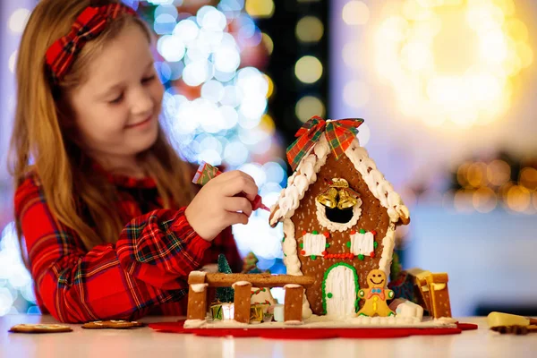 Çocuklar zencefilli kurabiye evi yapıyor. Evde Noel. — Stok fotoğraf
